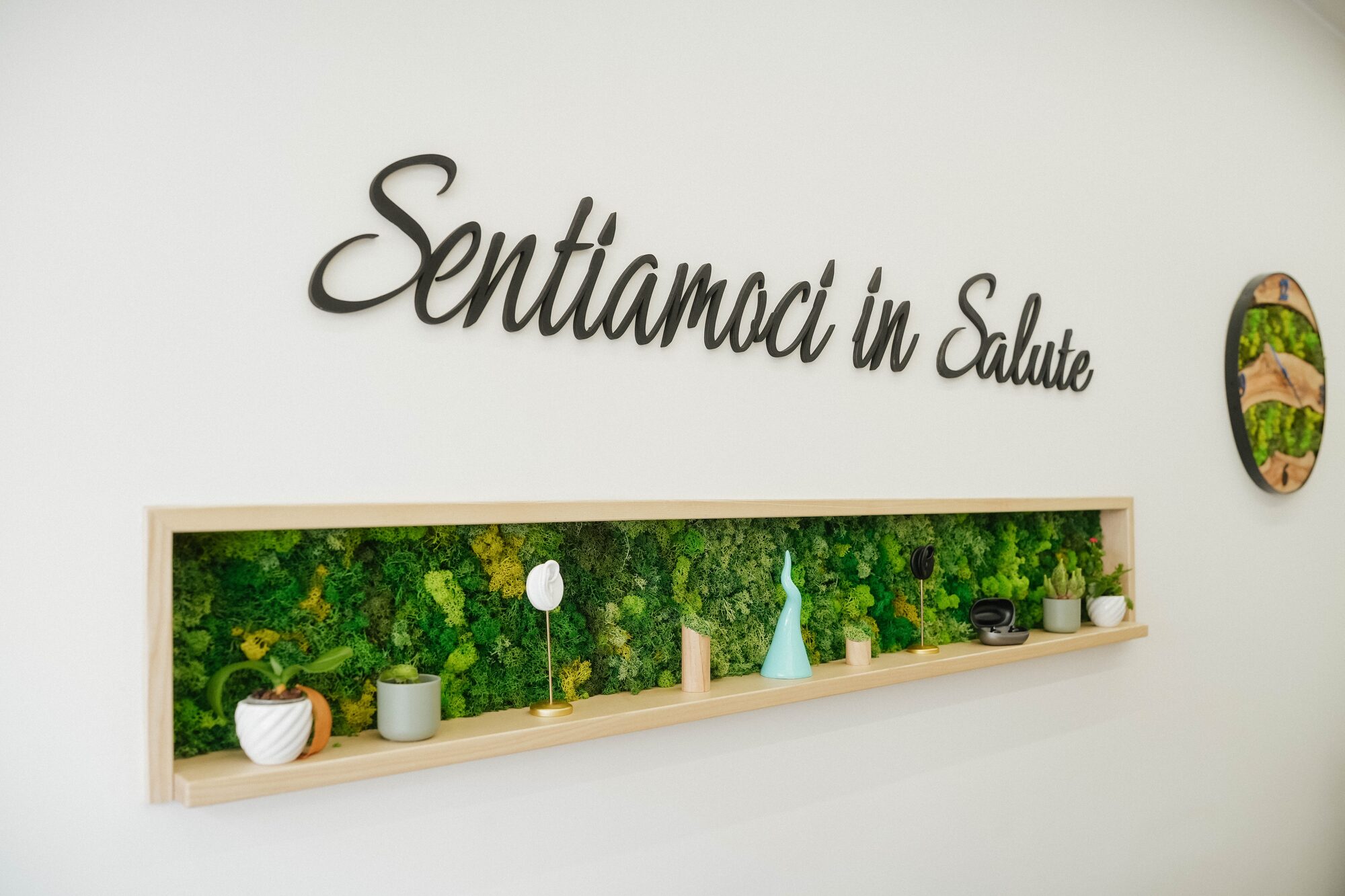Interno del centro Otosense con l'insegna 'Sentiamoci in Salute' in evidenza.